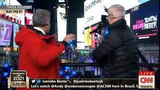 Tweet do canal Juninho Bento aparece no "CNN New Year's Eve" (31/12/20) | CNN