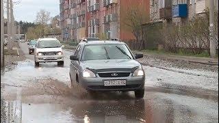 "Образующиеся лужи на ул.Матросова в Бийске размывают газон" (14.05.18г., Бийское телевидение)