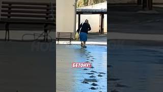  Женщина шокировала рабочих ходьбой по свежему бетону! | Новостничок