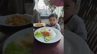 Ekspresi dede ketika makan timun #timun #tiktok #viral #anakkecil #ekpresi