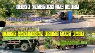 Sitinjau Lahor√ Dua Truk Yang pertama lolos Yang kedua guling Ngeri!!!!