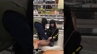 Lisa is protected by YG staff from being exposed ⭐️#shorts #blackpink #lisa