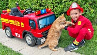 Feuerwehrmann Max fährt auf einem Feuerwehrauto und hilft der Katze.