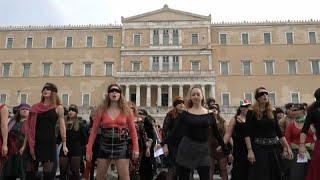 "Ты - насильник!" Греческие феминистки назвали виновных в дискриминации и насилии…