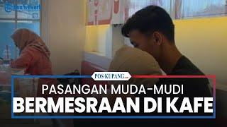 Pasangan Muda-mudi Bermesraan di Sebuah Kafe