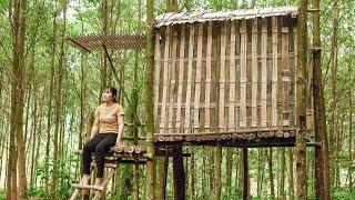 LIVING OFF GRID - the girl alone makes the tree house - camping in the woods alone EP 01