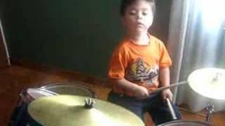 NIÑO DE 3 AÑOS BATERISTA