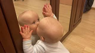 14.11.21  Робчик смотрит на себя в зеркало  Baby is gazing into a mirror 