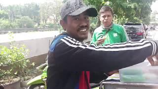 PAK SARMAN PENJUAL KUE KELILING PAKAI MOTOR  - BANYAK PELANGGANNYA -  INDONESIAN STREET FOOD