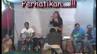 Lucu!!!joget dangdut mabuk jatuh dari panggung