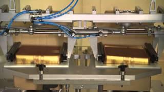 Kompakte Verpackungsmaschine von Schubert für das Kartonieren und Palettieren von Tafelschokolade