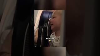 Dieser junge brachte alle im Flugzeug zum Lachen #shorts