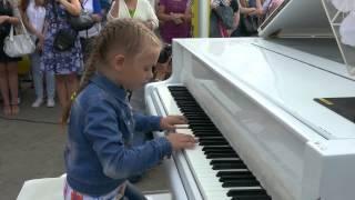 К "свободному роялю" в Минске выстроилась очередь желающих сыграть любимое произведение
