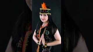 kumpulan gadis Dayak kalimantan