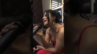 Ngintip belahan dada cewek cantik lg karaoke