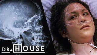 ¡Sus padres insertaron ALFILERES EN SU CEREBRO al nacer! | Dr. House: Diagnóstico Médico