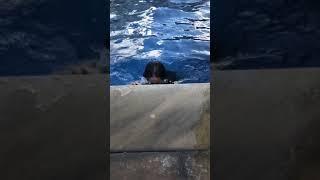 Eu na piscina na casa da minha tia