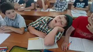 Чечня мальчик заснул на уроке в медресе.