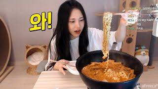 [지옥의쿡방 ] 김치찌개를 만들었는데 부대찌개맛이 난다..?!