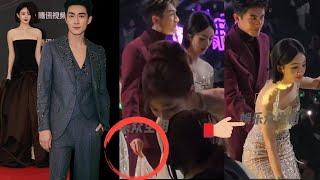 Avoiding each other on the red carpet, Lin Gengxin was caught lifting ZhaoLiying's dress