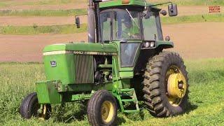 JOHN DEERE 4440 Tractor Mowing Hay