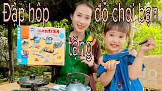 Bé Sún Đập Hộp Đồ Chơi Bạn Tặng