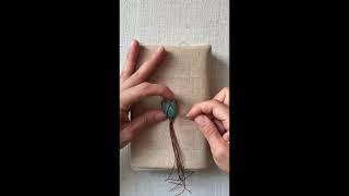 Урок по созданию простого плетёного кулона из камня без отверстий.