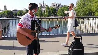 A busker sings Queen, when suddenly a passerby begins to dance | Roman Roses