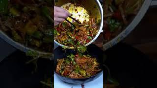 A rural meal: a pot of fragrant sweet potato rice with two home-cooked dishes. Sit in the yard a