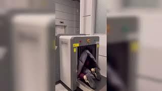 Глупость или Деградация?Лолита Милявская залезла в рентген-камеру для досмотра вещей в аэропорту!