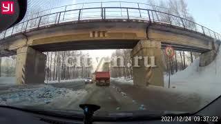 В Новокузнецке мост «срезал» часть груза у мусоровоза