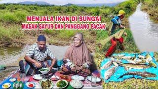 MENJALA IKAN DI SUNGAI SAAT AIR SUNGAI LAGI PENUH.