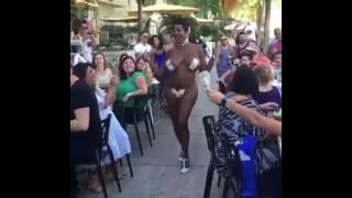 Голая негритянка танцует за деньги