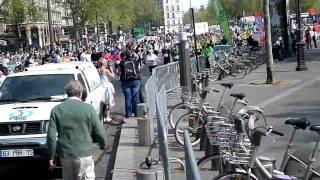 Record-breaking Human Centipede running the Paris Marathon 2011