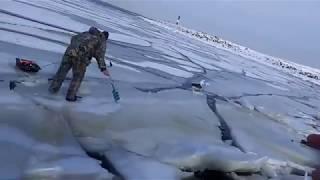 Как волна ломает лёд под рыбаками....   How the wave breaks the ice under the fishermen....