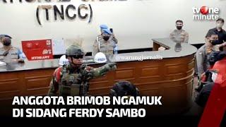 Detik-detik Anggota Brimob Bersenjata Lengkap Ngamuk saat Sidang Ferdy Sambo | tvOne Minute