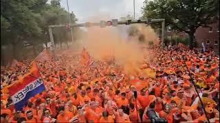 ORANJE FANMARS IN BERLIJN HEERSTRASSE = VAN LINKS NAAR RECHTS