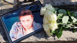 Юра Барабаш ПЕТЛЮРА / день памяти  Хованское кладбище 14.04.2023  Букет роз и портрет