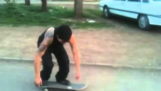 Yo haciendo un vakside flip en skate boarding