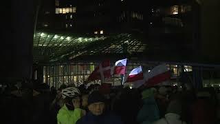 Polacy zbierają się pod siedzibą TVP na Woronicza