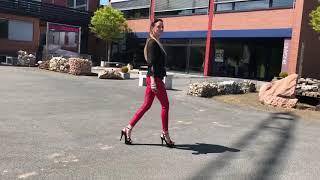 Lara sucht neuen Belag für Ihre Terrasse in High Heels gogo pooldance 6' inch 15cm red leather pants