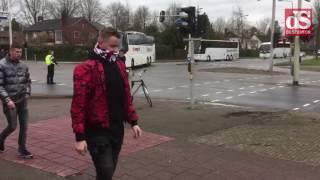 Supportersbussen arriveren in Deventer