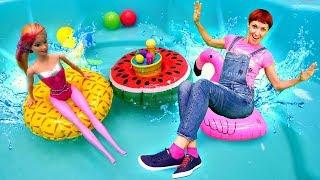 Маша Капуки и куклы Барби в бассейне - Видео для девочек.