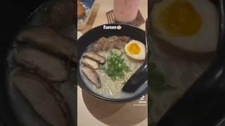 Orang Jepang makan makanan Jepang di Indonesia
