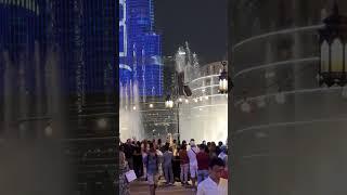 Burj Khalifa вечером - Очень много туристов в Дубае в марте