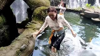 cewek cantik bali mandi sungai