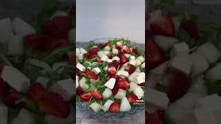 Ruccola Salat mit Melone Erdbeeren Feta und Walnusskernen