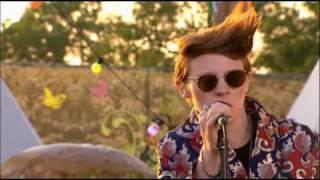 La Roux - Bulletproof (live Glastonbury 2009)