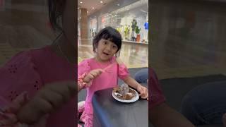 SAMANTHA MAKAN ES KRIM VIRAL HARUS DI PUKUL DULU BARENG ADIK AUDREY UNIK LUCU BENTUK BERUANG DI MALL