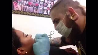 Cinthia Santos aplicando microdermais com o melhor body piercing do Brasil .